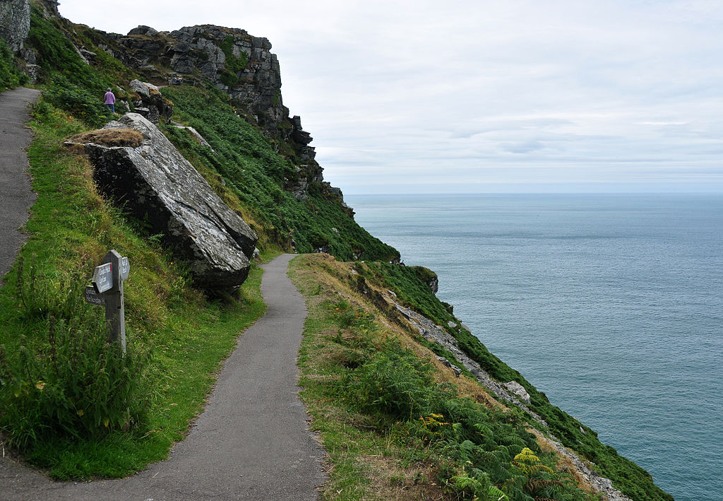 Nilfanion-South_West_Coast_Path_approaching_The_Valley_of_Rocks