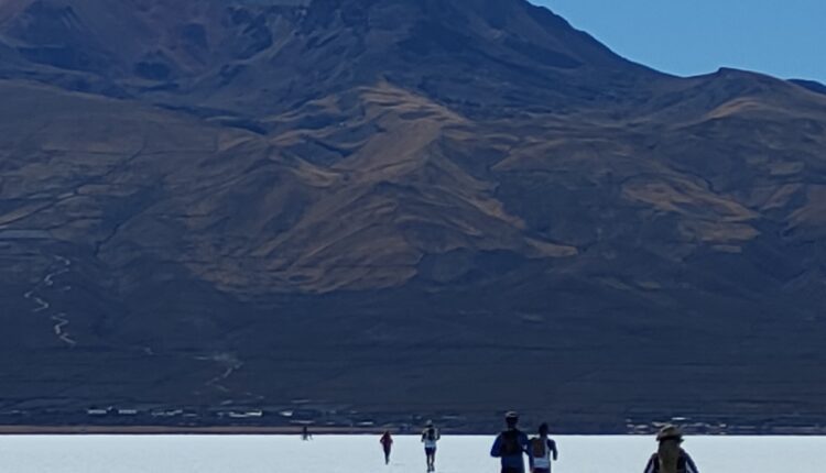 Corriendo Salar de Uyuni hacia Volcan Tunupa