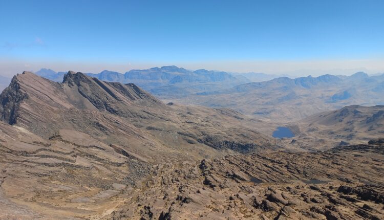 Vista a Laguna Marquina desde Pico Tunari